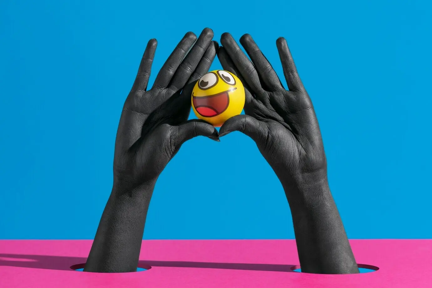 Feedback-Konzept, bei dem Arme einen Ball halten